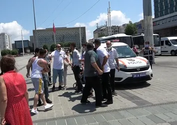Taksim'de asansör kavgası! Sinir krizi geçirince ortalığı birbirine kattı