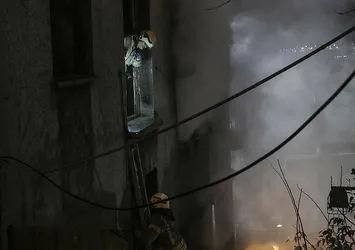Beyoğlu’nda 3 katlı metruk bina alev alev yandı