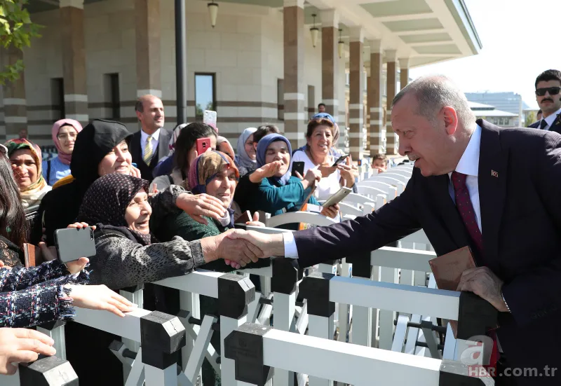Başkan Erdoğan, cuma namazı çıkışında vatandaşlara kitap dağıttı 8