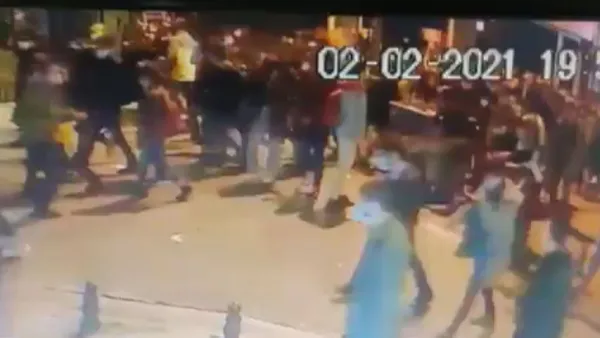 İstanbul Valiliği açıkladı! Polis aracını taşlayan 8 kişiden 5’i yakalandı