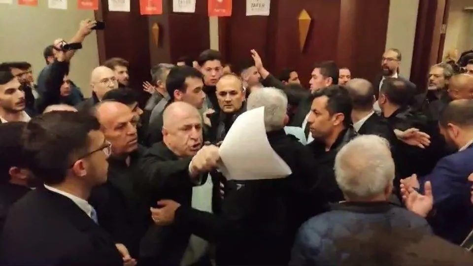 Zafer Partililer birbirine girdi! Tekme ve yumruklar havada uçuştu