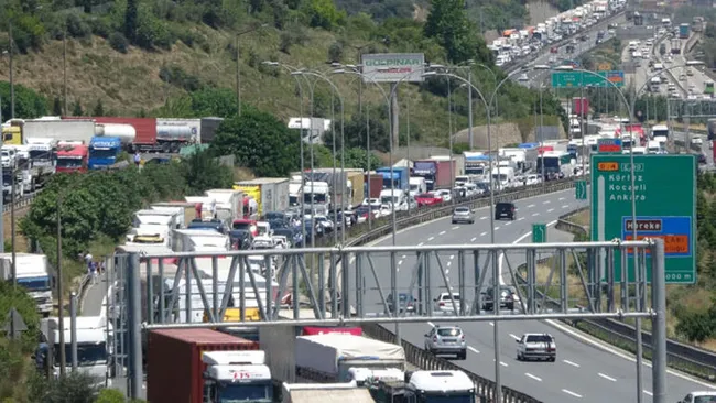 Kocaeli’de otoyolda kaza yaptıkları araçlardan inenlere otomobil çarptı: 7 yaralı - 2