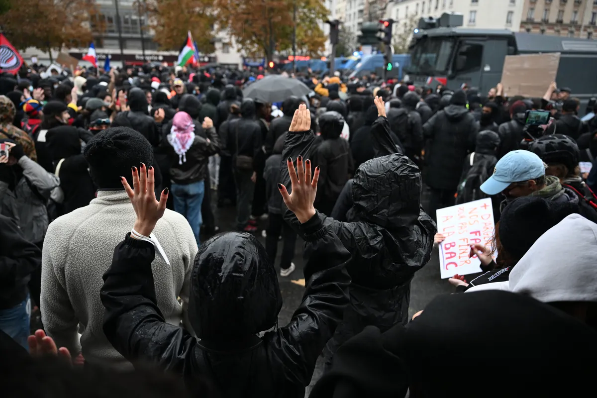 1792863430279.jpg Paris sokakları karıştı! Maskeli gruplar otomobil bayisini hedef aldı - 1