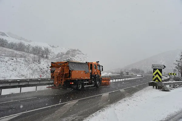 Son dakika: Bursa-Ankara yolu kardan kapandı! İstanbul'a gelişte uzun kuyruk - 1