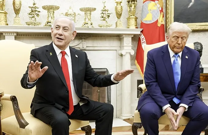 abdden-israile-tonluk-bomba-sevkiyati-ateskesi-bozan-bibiyi-siyonist-medya-topa-tuttu-yalanci-1739699947996.jpg İsrail Başbakanı Binyamin Netanyahu, ABD Başkanı Donald Trump'ı Washington'da ziyaret eden ilk başbakan oldu. (AFP)