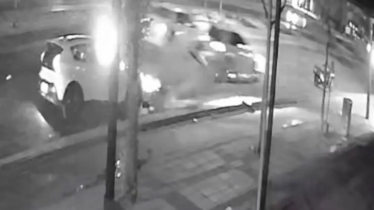 Sakarya'da feci kaza! Önce otomobile sonra motosiklete çarptı1’i ağır 2 yaralı