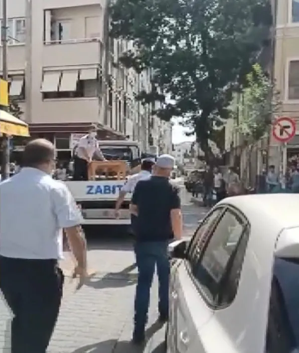 1625229530300.jpg Zabıtayla esnaf arasında arbede çıktı! Vatandaş CHP'li belediyeye isyan etti: Müşterinin önünden masalar kırılarak alındı - 3