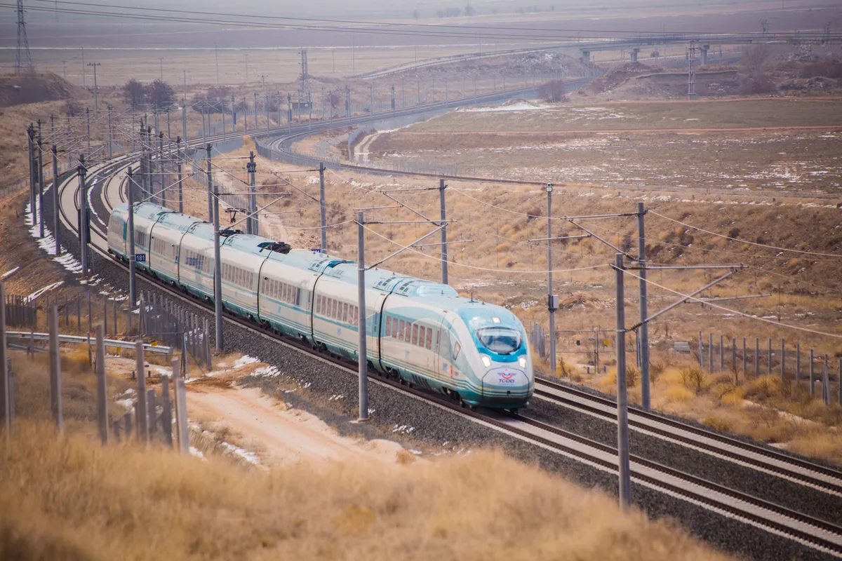 tcdd-e-bilet-uygulamasi-bilet-nasil-goruntulenir-1788243921670.jpg Yeni uygulama, tren biletlerinin dijital ortamda güvenli biçimde saklanmasını ve ihtiyaç duyulduğunda kolayca görüntülenmesini sağlıyor.