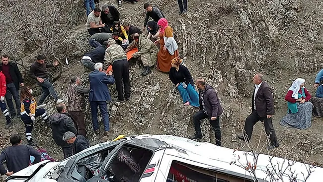 Son dakika: Batman'da öğrenci servisi 300 metreden yuvarlandı! Ölü ve yaralılar var - 7