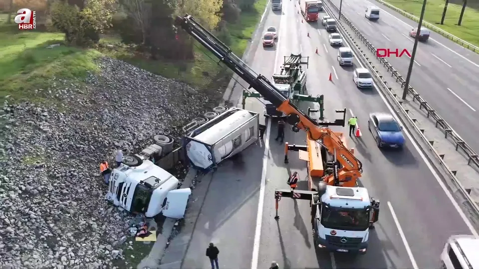 TEM Otoyolu’nda tanker devrildi