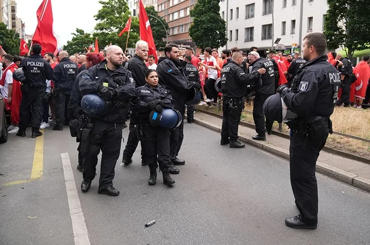 Berlin'de yer gök kırmızı beyaz! A Milli Takım'a 'Bozkurt'lu karşılama | Berlin sokakları Mehter Marşı ile inledi