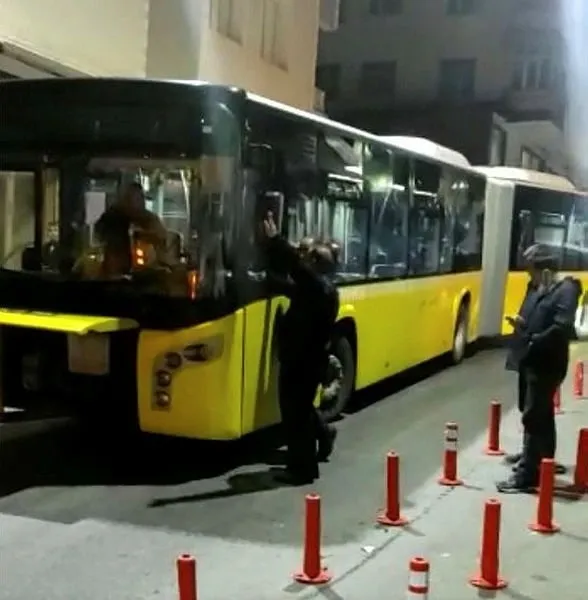 İstanbul'da sıradanlaşan görüntüler! Boş otobüs arazı yaptı - 5