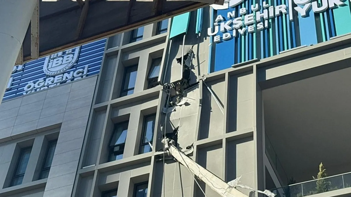 İnşaat alanındaki vinç öğrenci yurduna devrildi