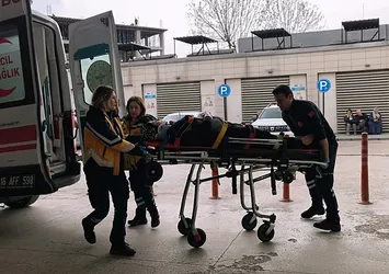 Bursa'da cam silerken 4 metreden düştü