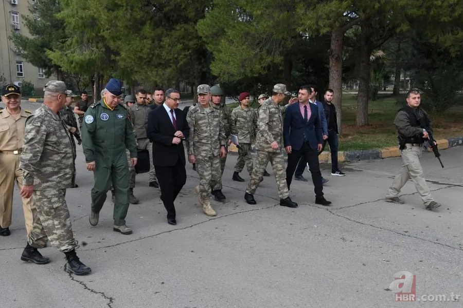 Genelkurmay Başkanı Orgeneral Akar sınır birliklerini denetledi 16