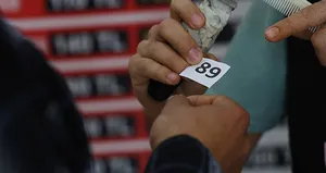 Banka sırası değil tıraş kuyruğu!