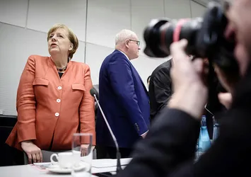 Hezimete uğrayan Merkel: Yeniden seçime gidelim