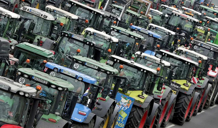 Almanya’da çiftçiler hükümetin tarım politikalarını protesto etti