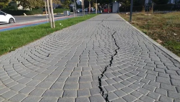 Deprem sonrası Silivri Yoğurtçu Parkı’nda korkutan görüntü! Çatlak büyüdü