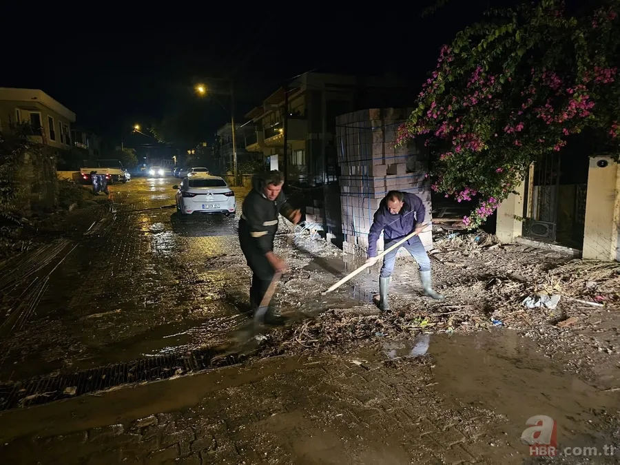 Çeşme’de şiddetli yağış hayatı felç etti! Cadde ve sokaklar göle döndü 6