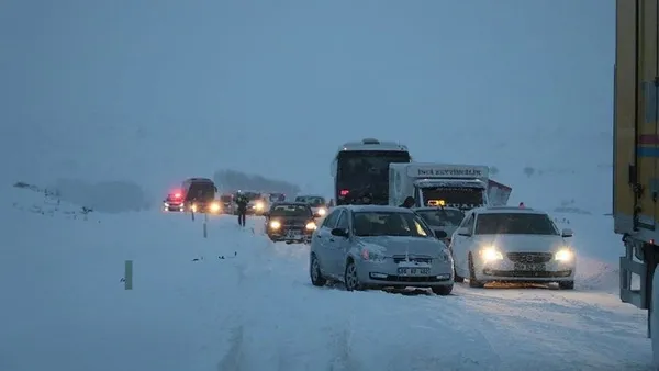 o-yol-kar-nedeniyle-ulasima-kapandi-1612042155857.jpg O yol kar nedeniyle ulaşıma kapandı! - 1