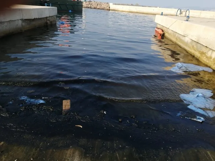 İzmir’de denize petrol türevi atıklar sızdı