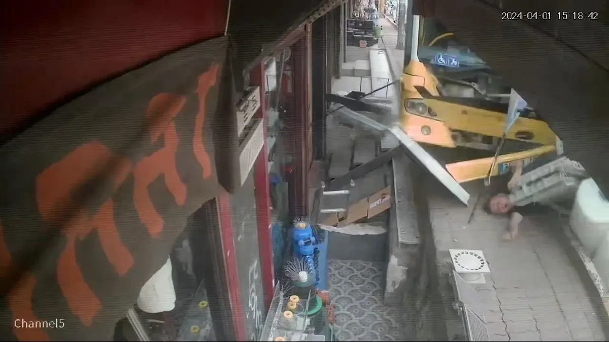 İstanbul Beyoğlu'nda İETT otobüsü kaldırıma çıktı 2 kişiye çarptı