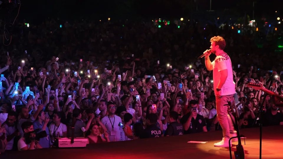 Mustafa Ceceli ve Haluk Levent'in konserine binlerce kişi katıldı