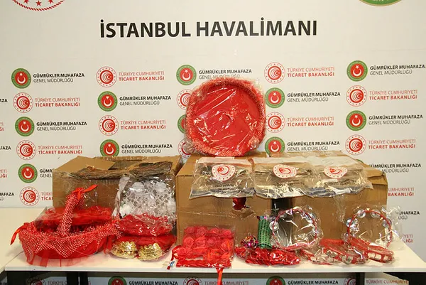 İstanbul Havalimanı'nda operasyon! Kına malzemesi kolilerinde uyuşturucu ele geçirildi - 1