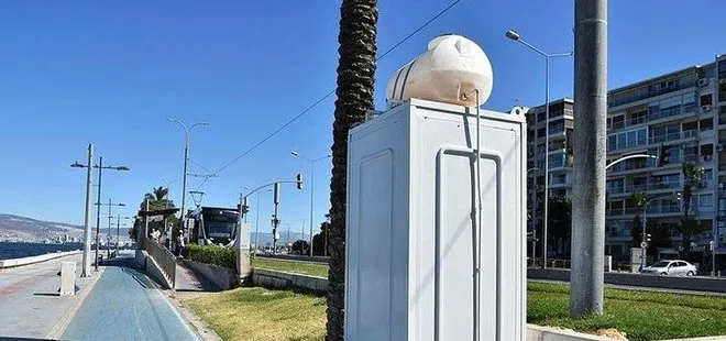İzmir’de tramvay duraklarına tuvaletler geldi ama bu defa girilmesini yasakladılar