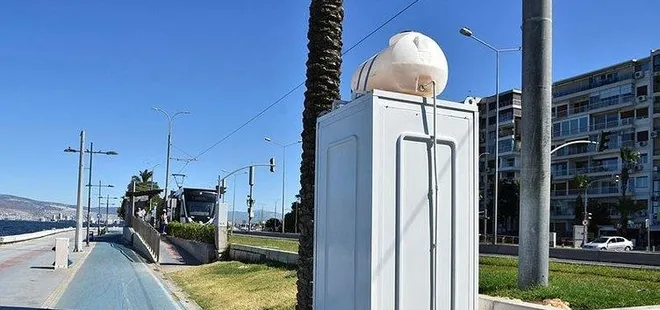 İzmir’de tramvay duraklarına tuvaletler geldi ama bu defa girilmesini yasakladılar