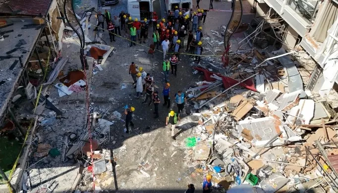 izmirde-5-kisinin-oldugu-patlamada-gelisme-lokanta-sahibi-adliyeye-sevk-edildi-1719849103470.jpg İzmir'de 5 kişinin öldüğü patlamada gelişme! Lokanta sahibi ve tüpü değiştiren kişi tutuklandı | İfadeleri ortaya çıktı