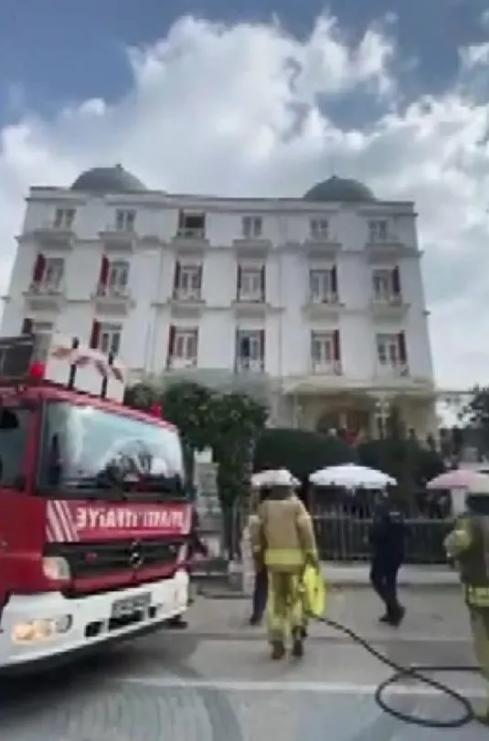 buyukadada-4-katli-tarihi-otelde-yangin-cikti-o-anlar-kamerada-1648305729010.jpg Büyükada’da 4 katlı tarihi otelde yangın çıktı! O anlar kamerada - 1