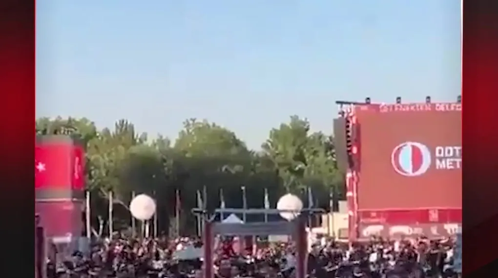 MEZUNİYET TÖRENİNDE LGBT PAÇAVRASI AÇILDI!