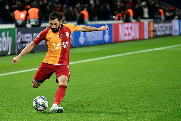 Son dakika | Galatasaray'da Şener Özbayraklı takımdan ayrıldı - 1
