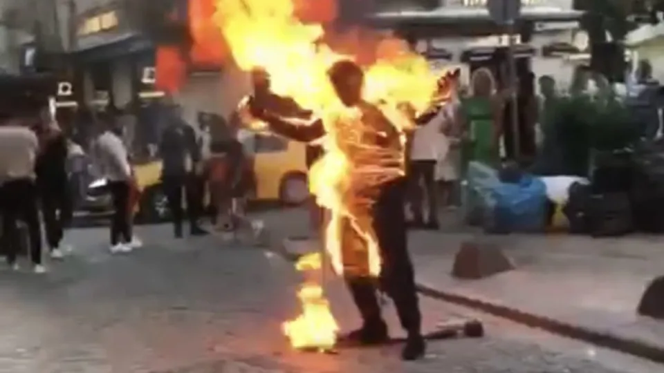 Galata Kulesi'nde görenleri dehşete düşüren olay! Kendini cayır cayır yaktı