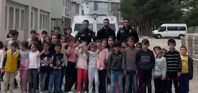 Polise selam veren öğrencilere sürpriz