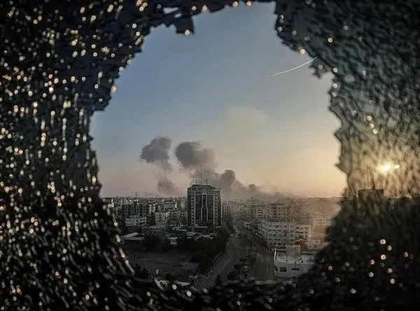 Katliamın ortasında baba tesellisi! Bombardıman korkusuyla ağlayan çocuklarına kol kanat gerdi