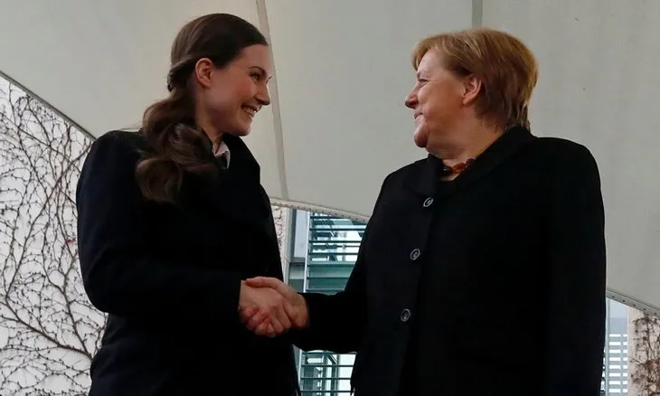 Dünyanın en genç başbakanı Sanna Marin’i ağırlayan Merkel yine ayakta duramadı