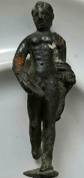 Bursa’da 100 bin dolarlık heykeli satmaya çalışırken yakalandılar