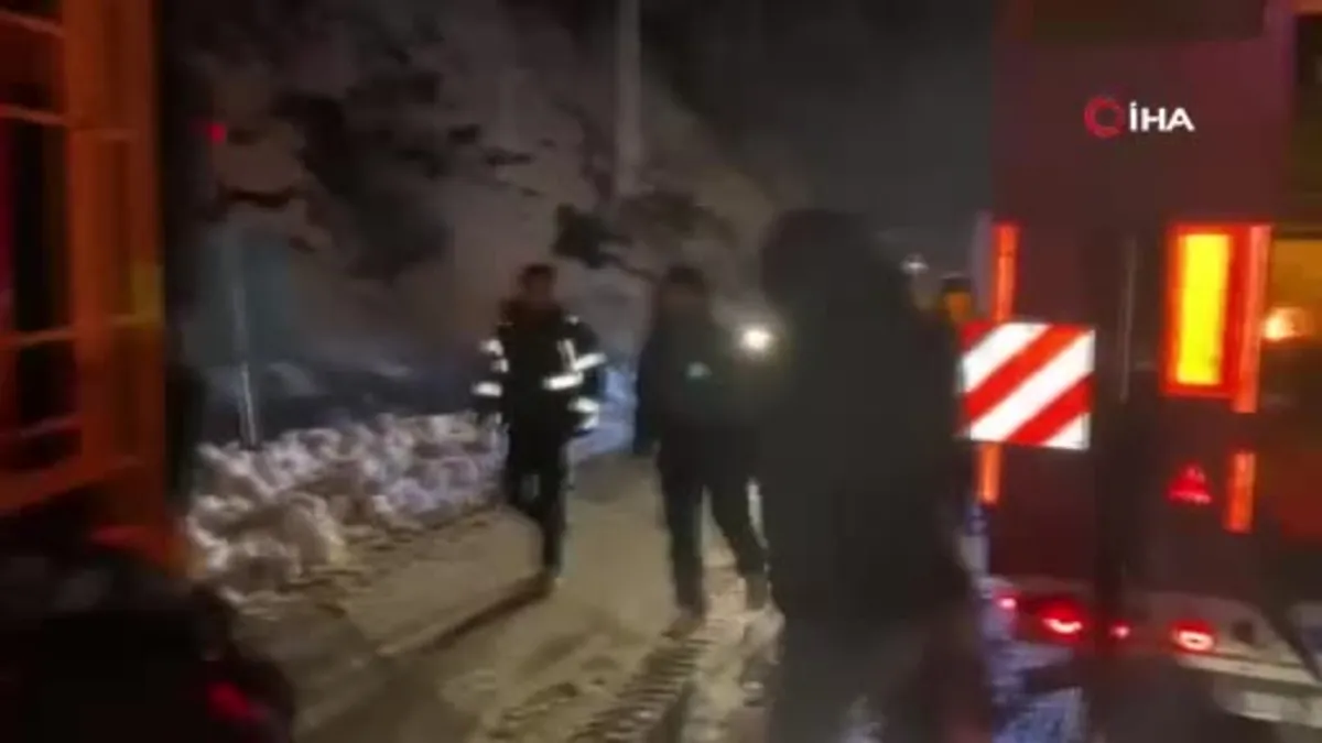 Hopa-Borçka karayolunda kar esareti: Araçlar yolda kaldı uzun araç kuyrukları oluştu