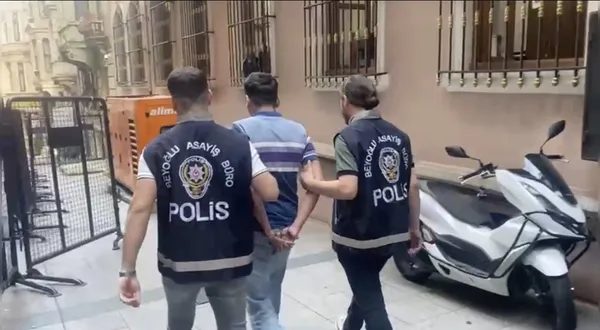 taksimde-yan-bakma-kavgasi-ara-sokakta-yakalayip-defalarca-bicakladi-1688024340564.jpg Taksim'de yan bakma kavgası: Ara sokakta yakalayıp defalarca bıçakladı - 2