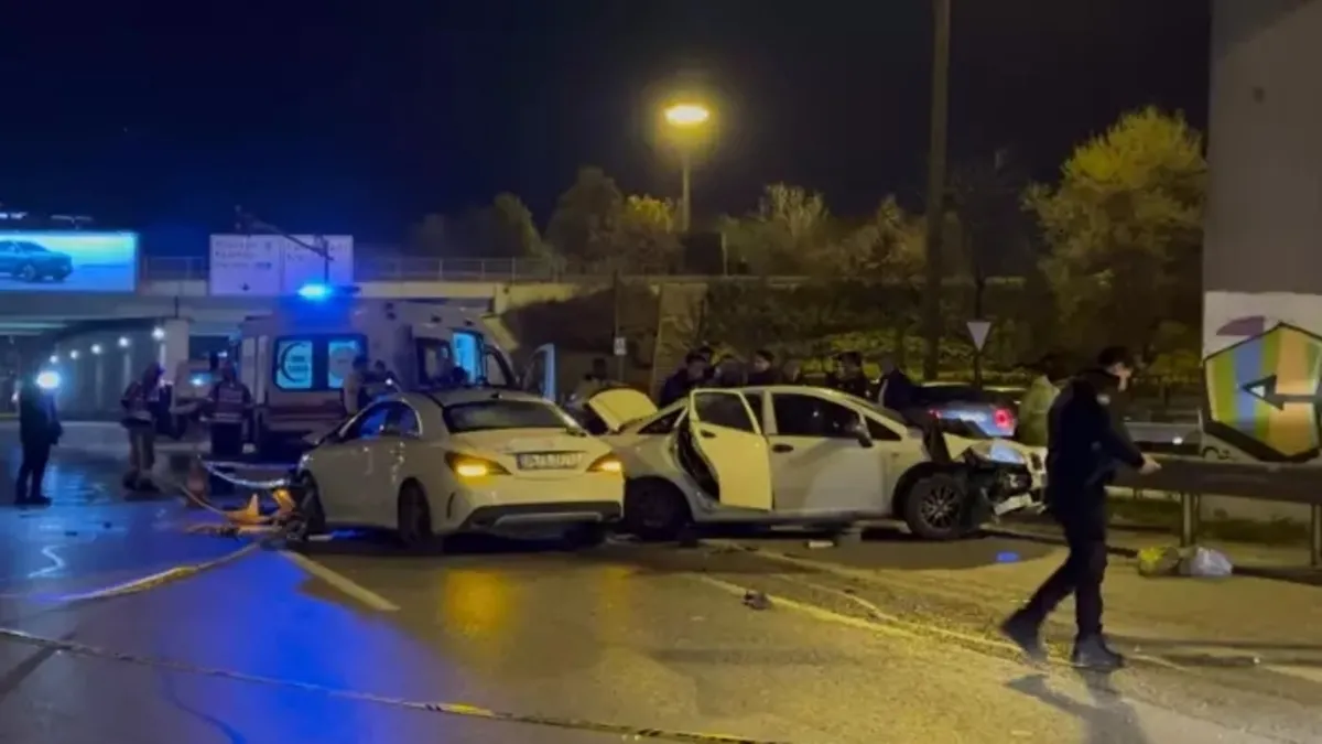 Ataşehir'de emniyet şeridinde aracından inen sürücüye otomobil çarptı: 1 ölü