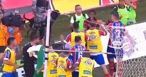 Vitoria - Bahia maçında saha karıştı