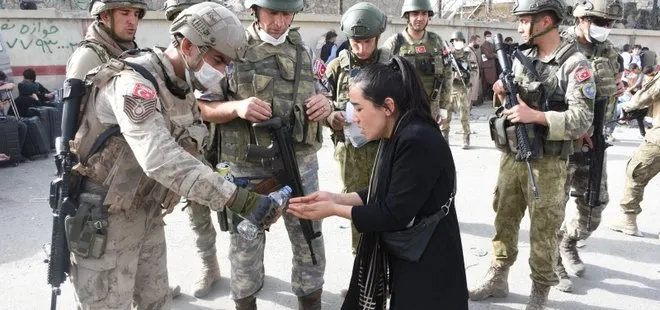 Merhamet Ordusu Afganistan’da insanlık dersi veriyor! Mehmetçik Kabil’de zor durumda olanın yanında
