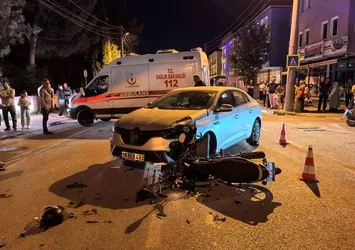 Bursa’da otomobille çarpışan motosiklet sürücüsü ağır yaralandı