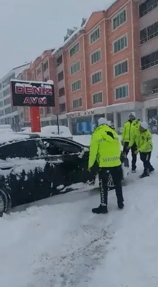 tuncelide-kar-yagisi-hayati-olumsuz-etkiledi-zincirsiz-araclarin-trafige-cikmasi-yasaklandi-1642598092317.jpg Tunceli'de kar yağışı hayatı olumsuz etkiledi! Zincirsiz araçların trafiğe çıkması yasaklandı - 1