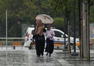 İstanbul güne sağanakla başladı! Yağışlar devam edecek mi? Meteoroloji peş peşe uyardı