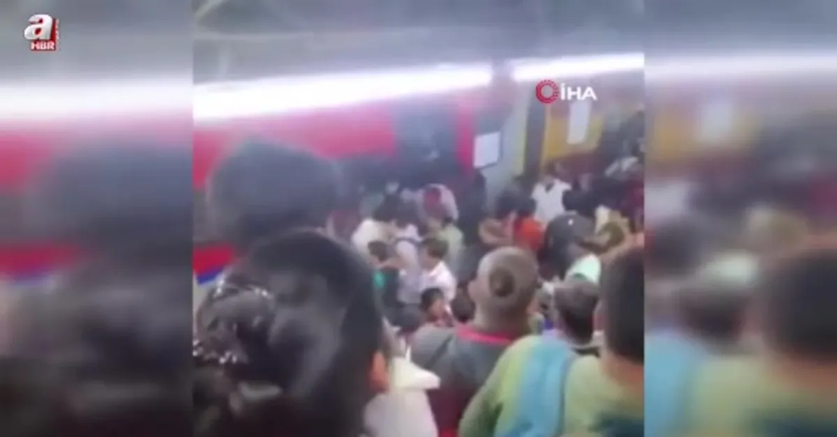 Hindistan’da tren istasyonunda izdiham
