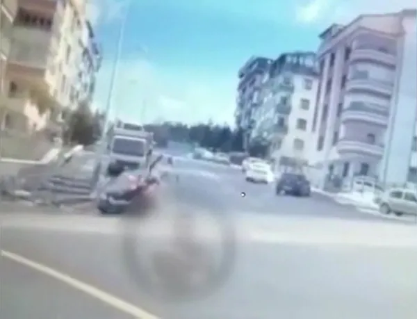 1644559322989.jpg Direksiyon hakimiyetini kaybetti dehşet saçtı! Otomobilin çarptığı motokurye hayatını kaybetti - 3